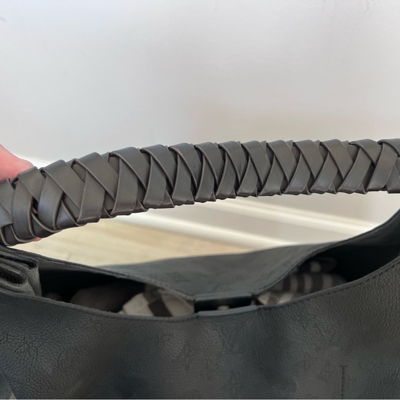 Louis Vuitton Carmel Mahina Noir - Picture 9 of 17